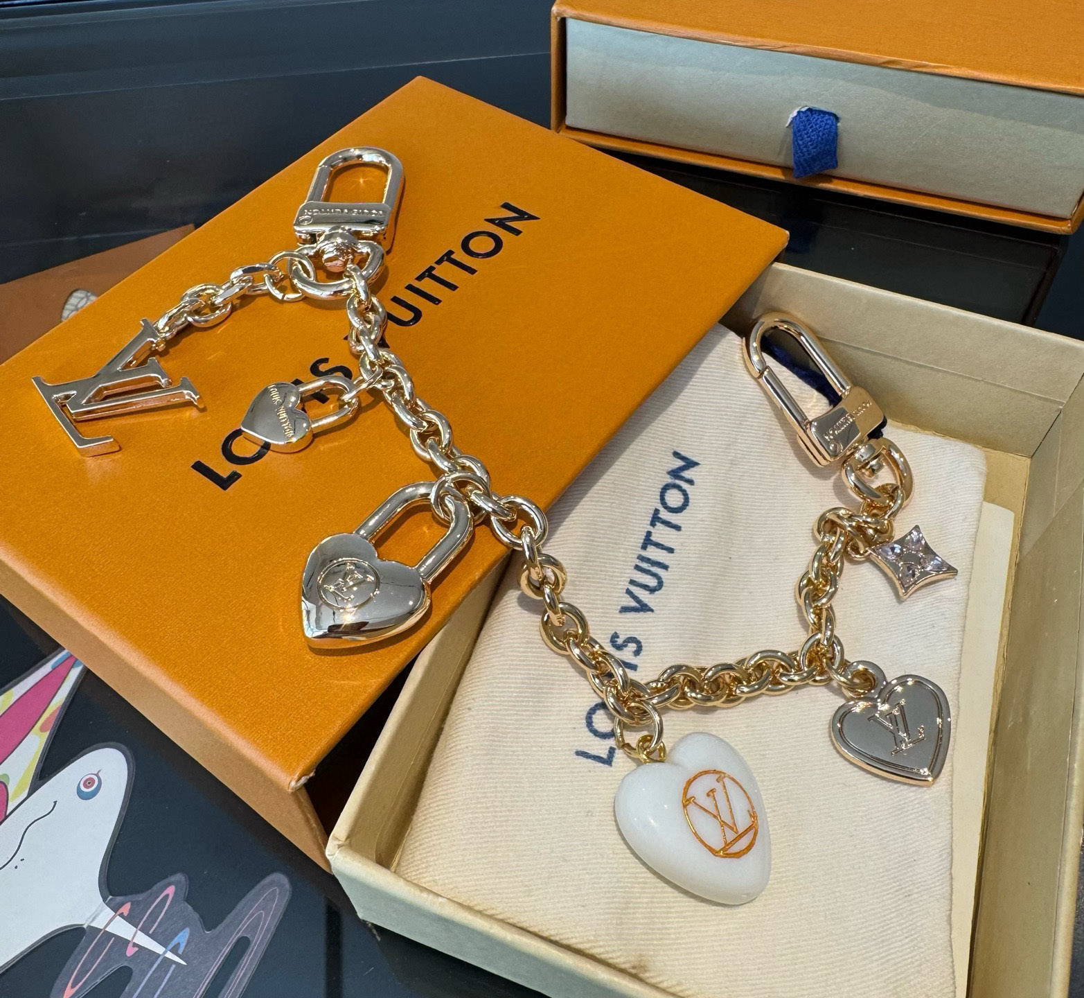 lv钥匙扣 官网新款 包包链条挂件 多功能链条 包饰&包包肩带延长链本款链条包饰出自路易威登x村上隆复刻