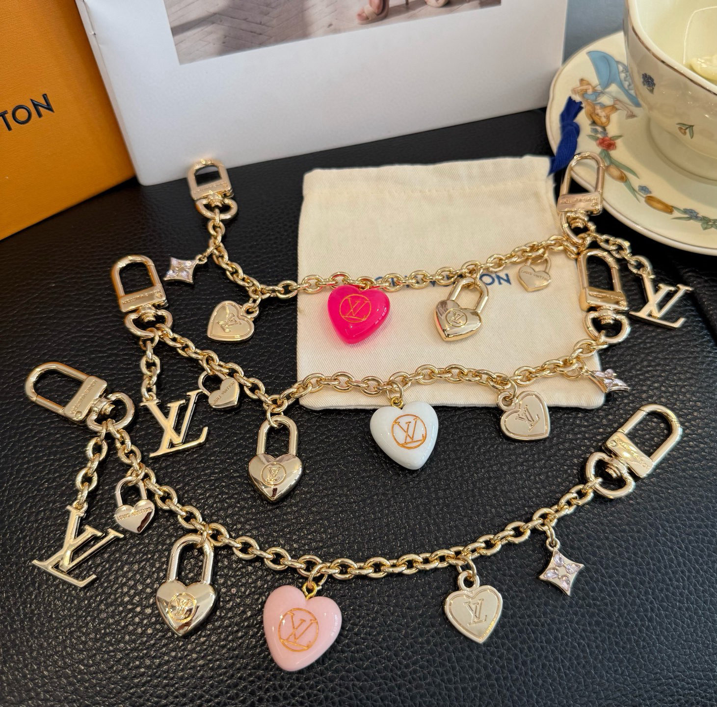 lv钥匙扣 官网新款 包包链条挂件 多功能链条 包饰&包包肩带延长链本款链条包饰出自路易威登x村上隆复刻