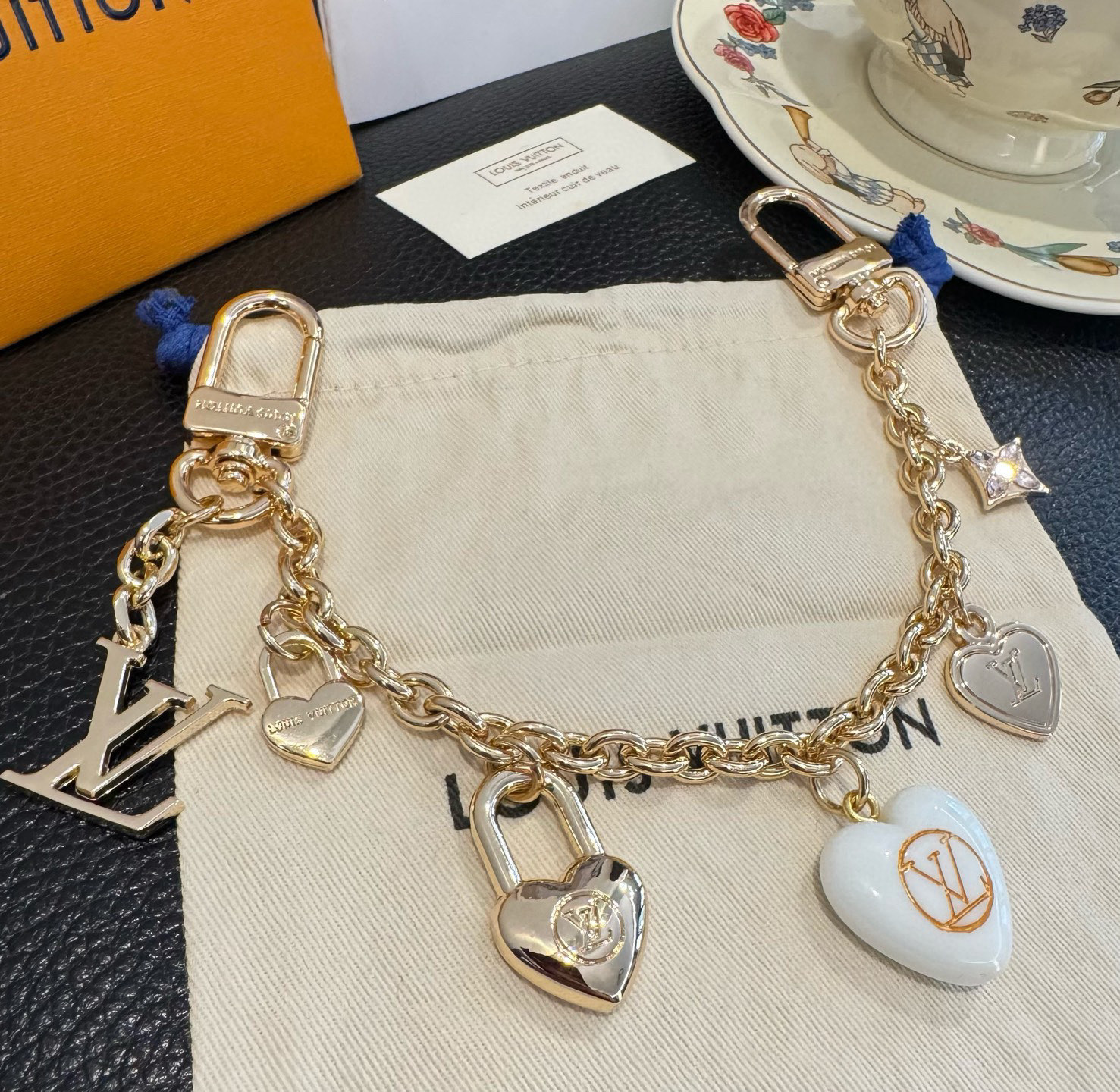 lv钥匙扣 官网新款 包包链条挂件 多功能链条 包饰&包包肩带延长链本款链条包饰出自路易威登x村上隆复刻