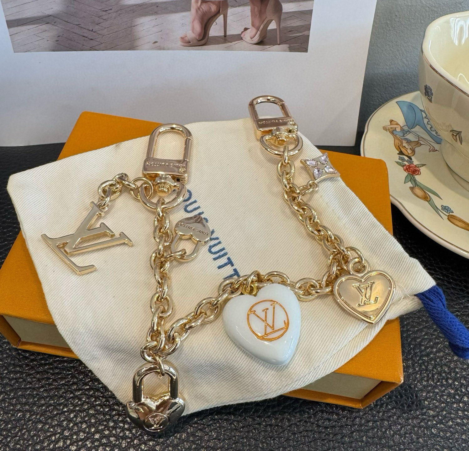 lv钥匙扣 官网新款 包包链条挂件 多功能链条 包饰&包包肩带延长链本款链条包饰出自路易威登x村上隆复刻