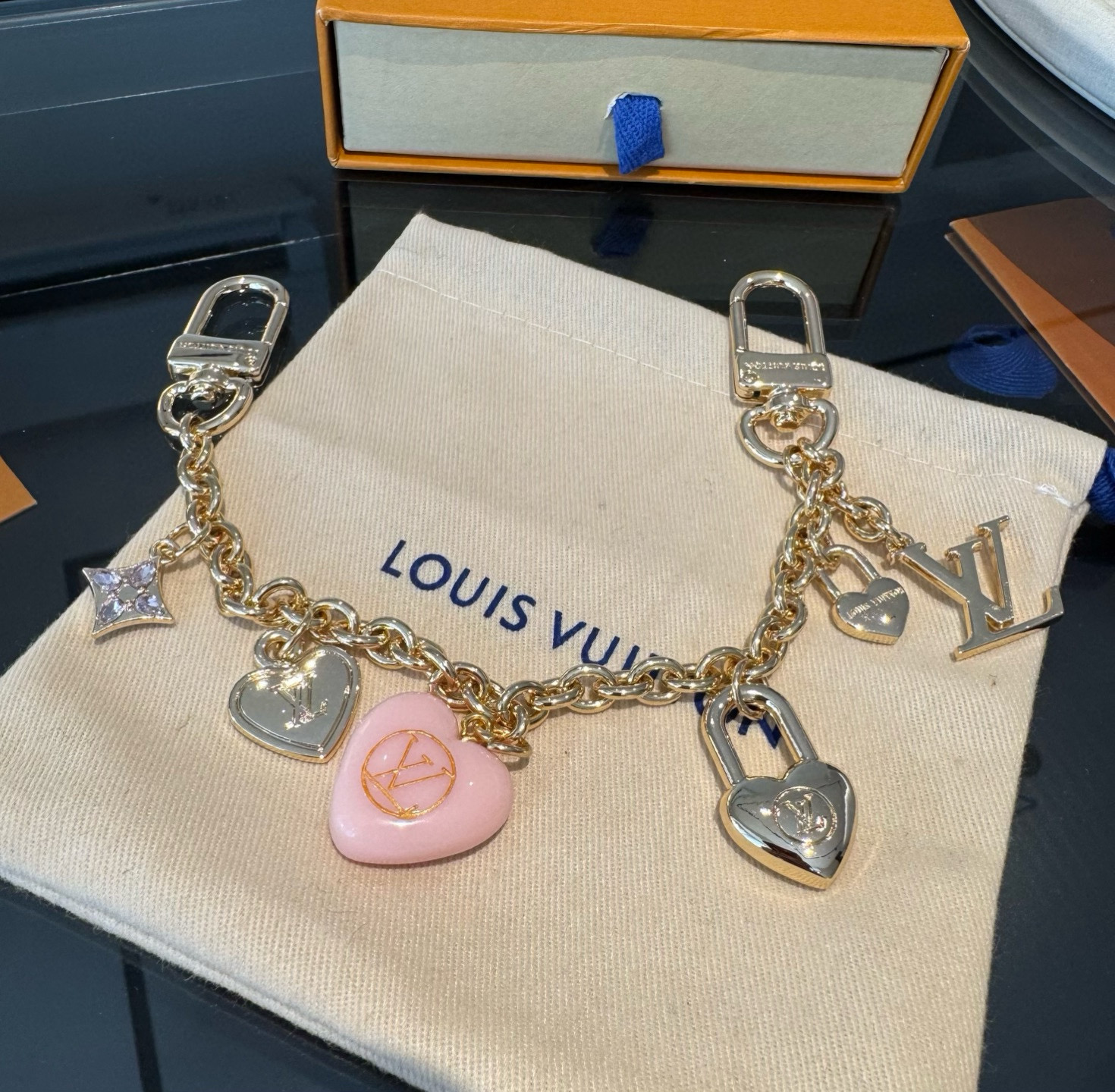 lv钥匙扣 官网新款 包包链条挂件 多功能链条 包饰&包包肩带延长链本款链条包饰出自路易威登x村上隆复刻