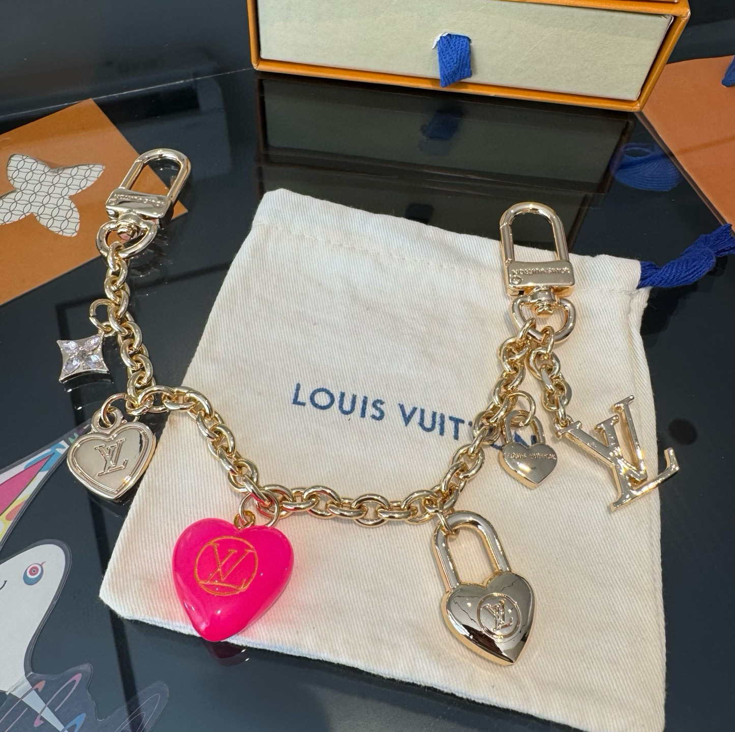 lv钥匙扣 官网新款 包包链条挂件 多功能链条 包饰&包包肩带延长链本款链条包饰出自路易威登x村上隆复刻