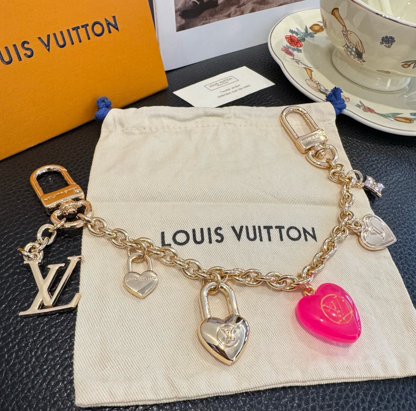 lv钥匙扣 官网新款 包包链条挂件 多功能链条 包饰&包包肩带延长链本款链条包饰出自路易威登x村上隆复刻