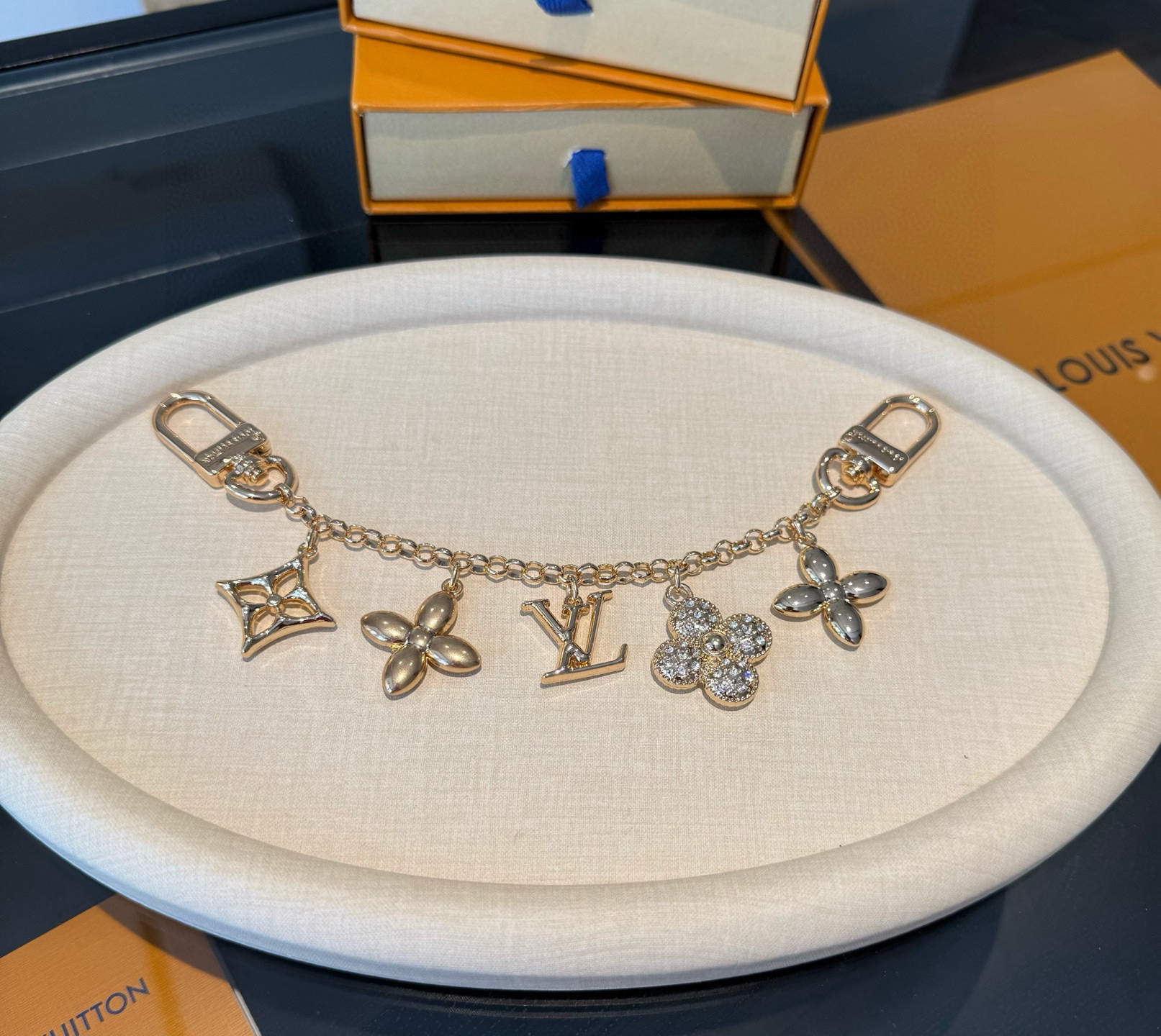 LV钥匙扣 圣诞款包饰 包包挂件包链金色&银色SPring Street Chain 包饰将 Monog