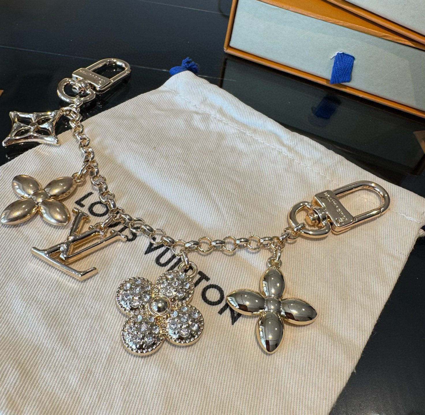 LV钥匙扣 圣诞款包饰 包包挂件包链金色&银色SPring Street Chain 包饰将 Monog