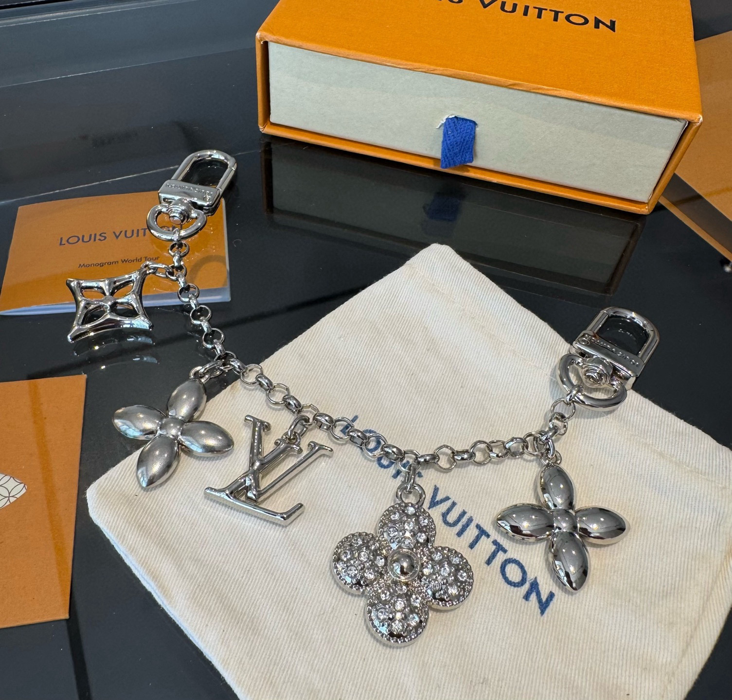 LV钥匙扣 圣诞款包饰 包包挂件包链金色&银色SPring Street Chain 包饰将 Monog