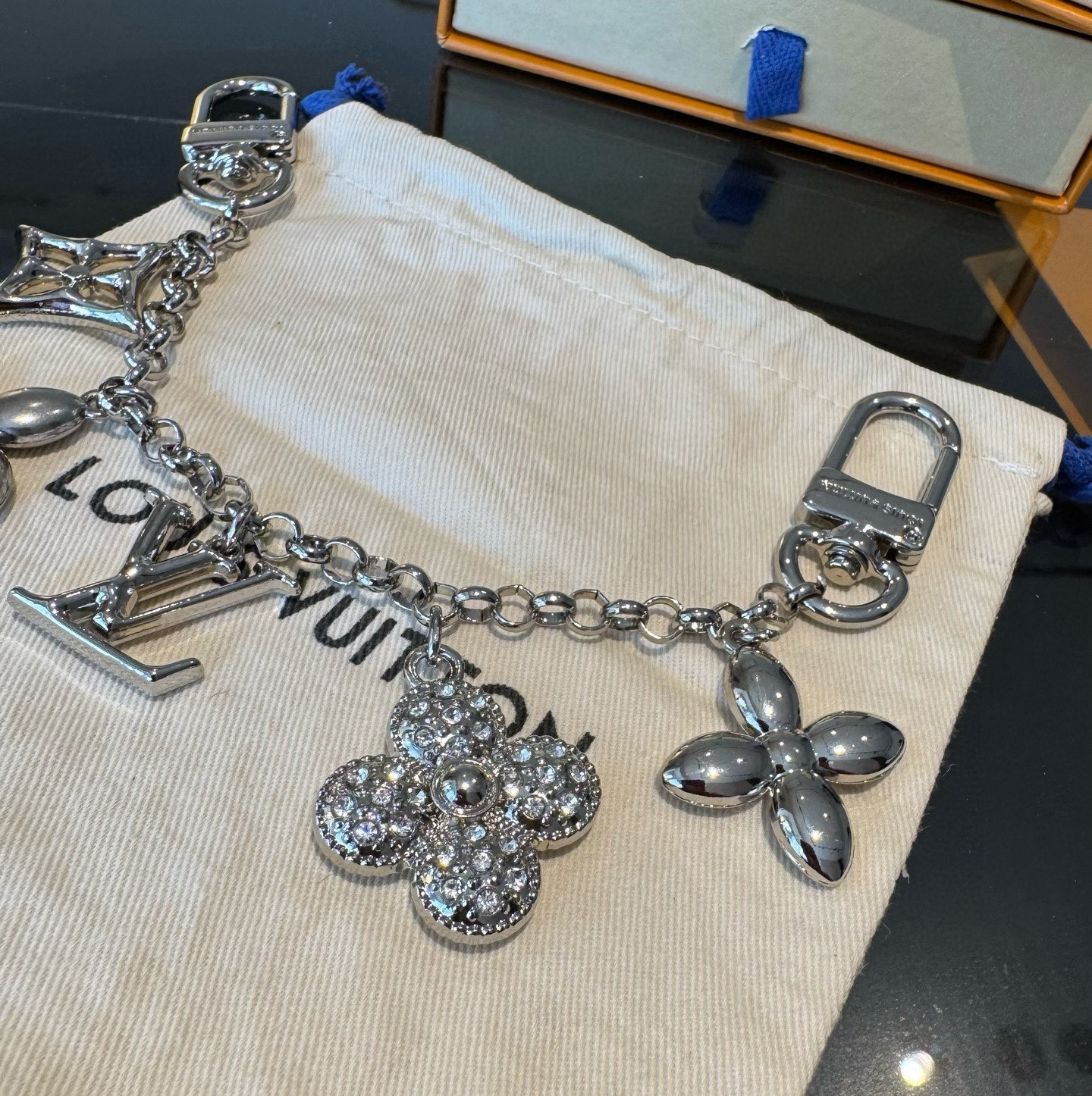 LV钥匙扣 圣诞款包饰 包包挂件包链金色&银色SPring Street Chain 包饰将 Monog