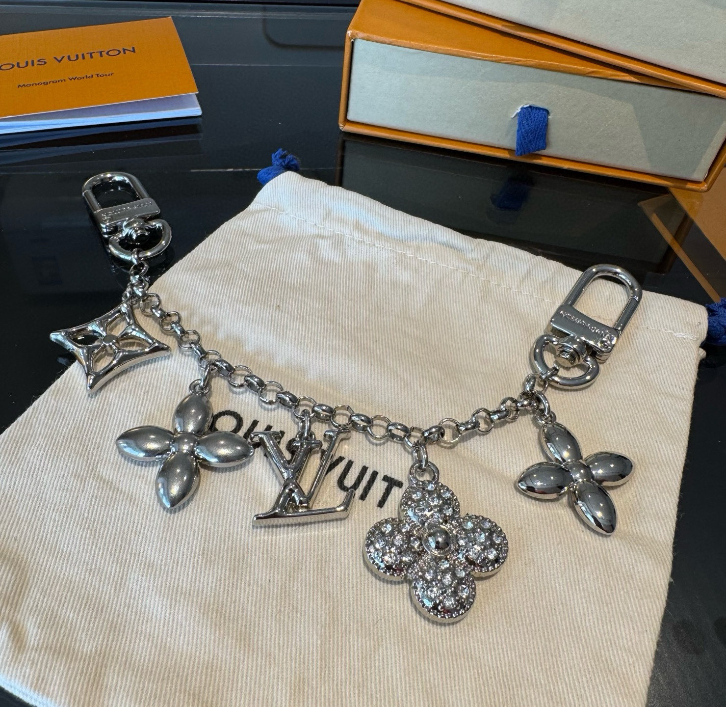 LV钥匙扣 圣诞款包饰 包包挂件包链金色&银色SPring Street Chain 包饰将 Monog