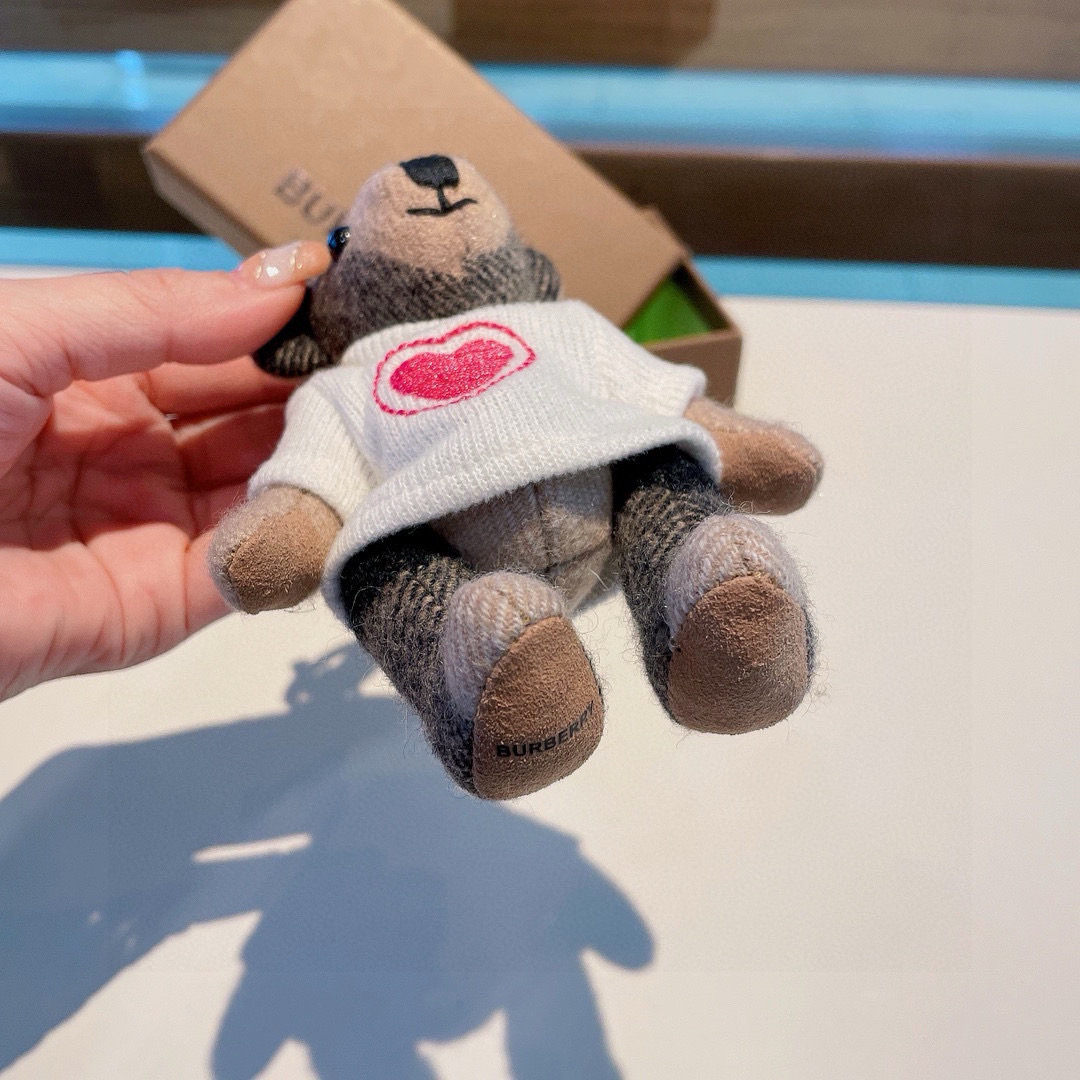 Burberry代工厂小熊🐻挂件，巴宝莉🐻毛衣泰迪熊钥匙扣挂件 温柔到心里🥰 准备已久、精致自留 ！内部