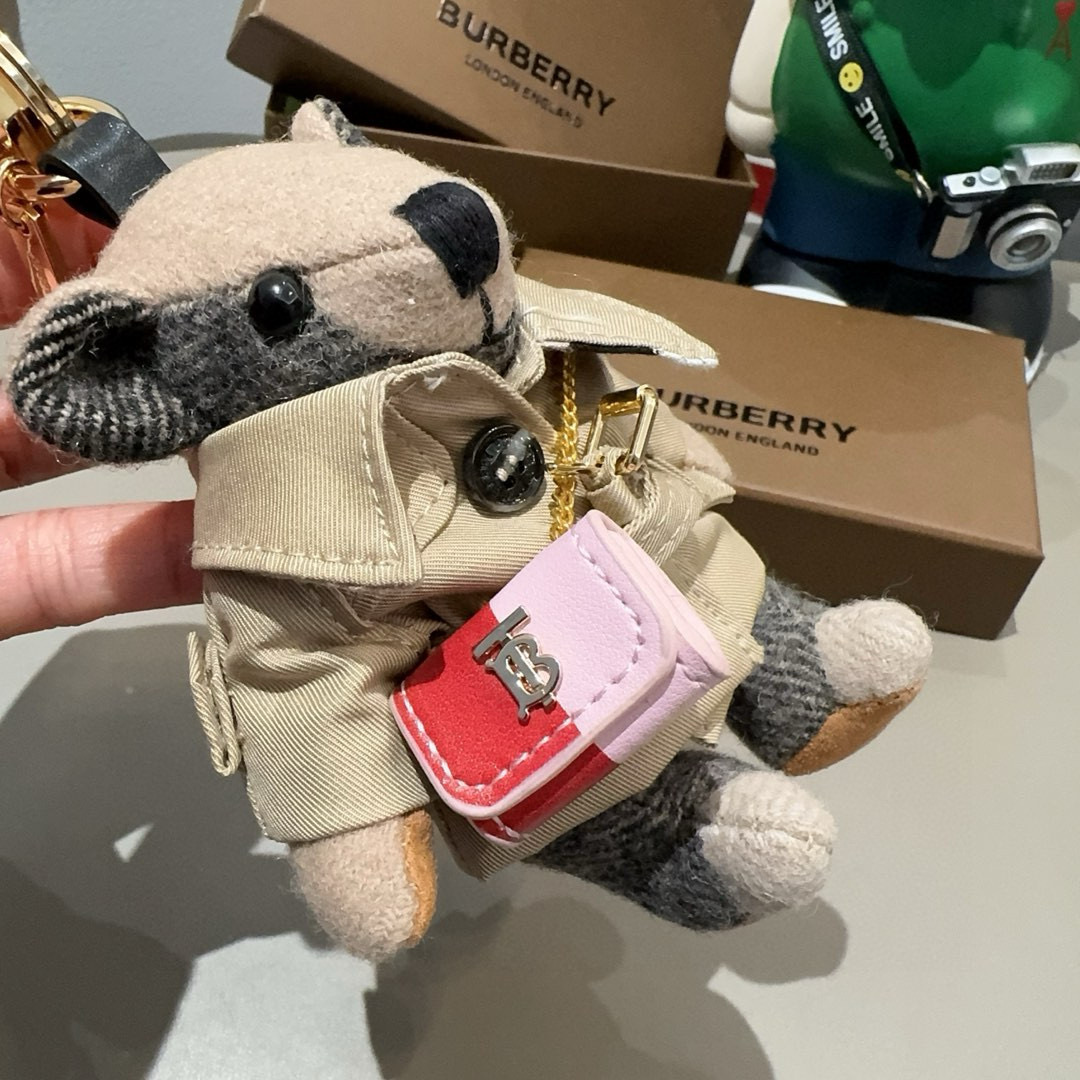 。Burberry代工厂小熊🐻挂件，巴宝莉🐻风衣熊➕斜挎mini包包 钥匙扣包饰挂件 温柔到心里🥰 内部