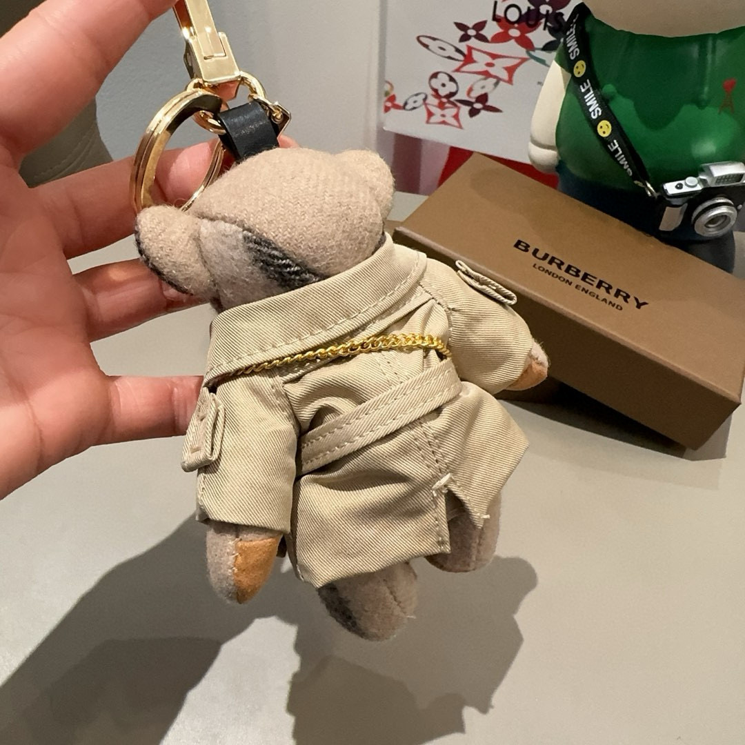 。Burberry代工厂小熊🐻挂件，巴宝莉🐻风衣熊➕斜挎mini包包 钥匙扣包饰挂件 温柔到心里🥰 内部