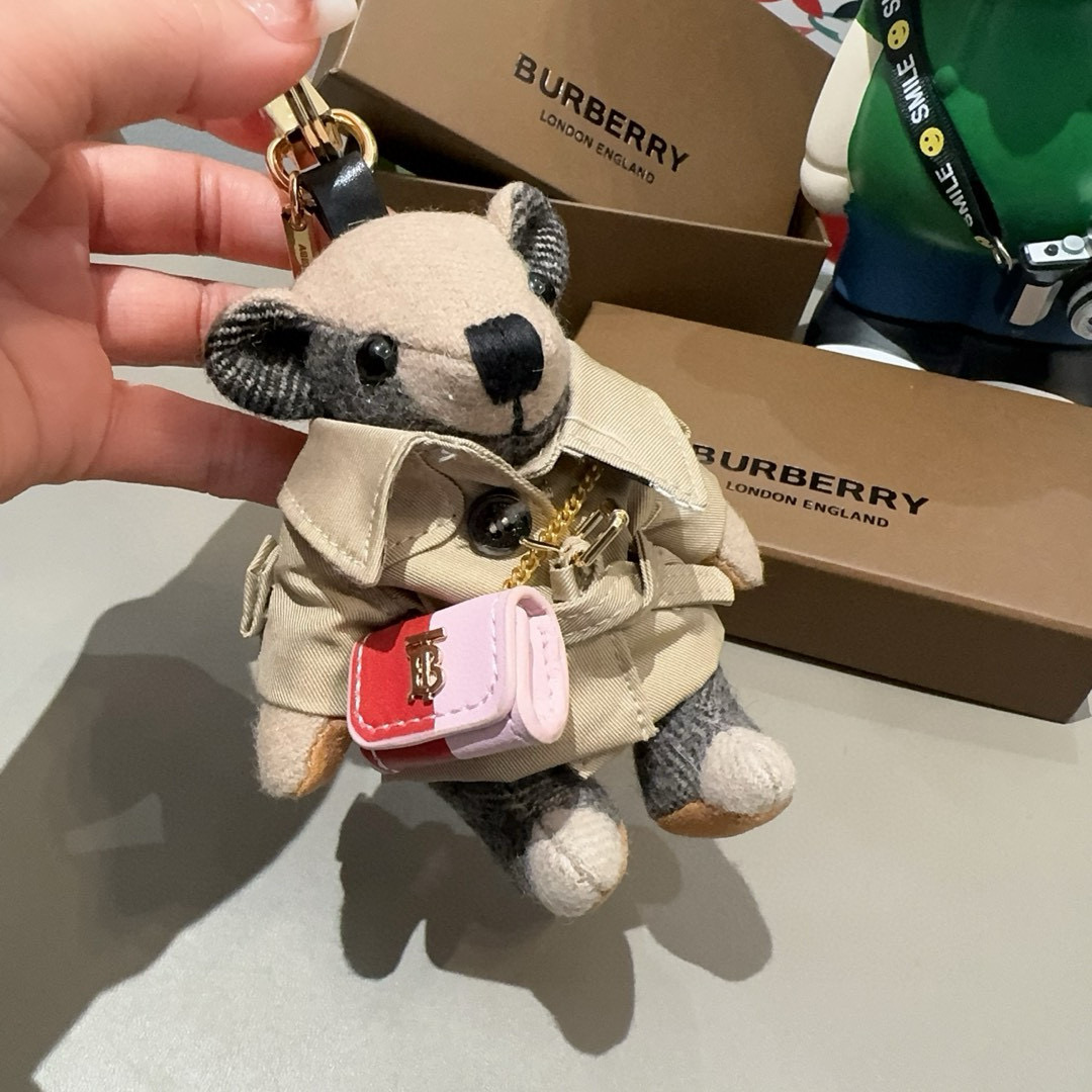 。Burberry代工厂小熊🐻挂件，巴宝莉🐻风衣熊➕斜挎mini包包 钥匙扣包饰挂件 温柔到心里🥰 内部