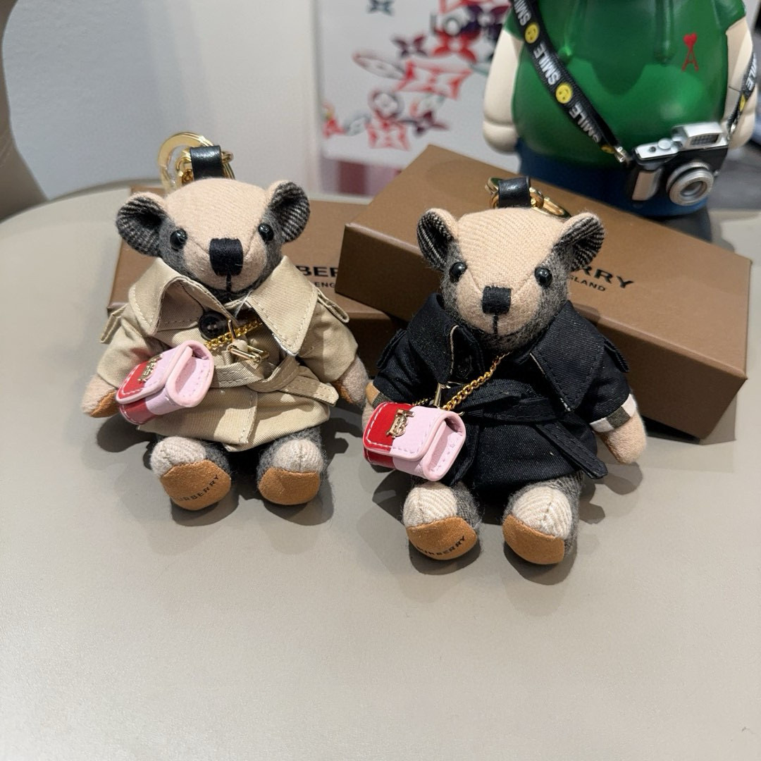 。Burberry代工厂小熊🐻挂件，巴宝莉🐻风衣熊➕斜挎mini包包 钥匙扣包饰挂件 温柔到心里🥰 内部