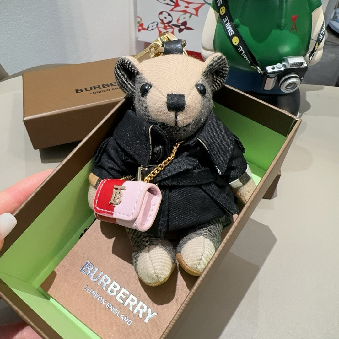 。Burberry代工厂小熊🐻挂件，巴宝莉🐻风衣熊➕斜挎mini包包 钥匙扣包饰挂件 温柔到心里🥰 内部