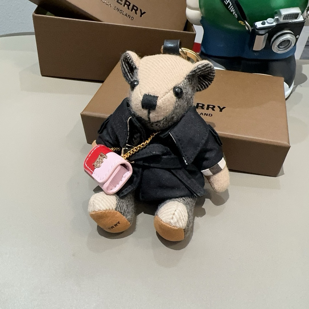 。Burberry代工厂小熊🐻挂件，巴宝莉🐻风衣熊➕斜挎mini包包 钥匙扣包饰挂件 温柔到心里🥰 内部