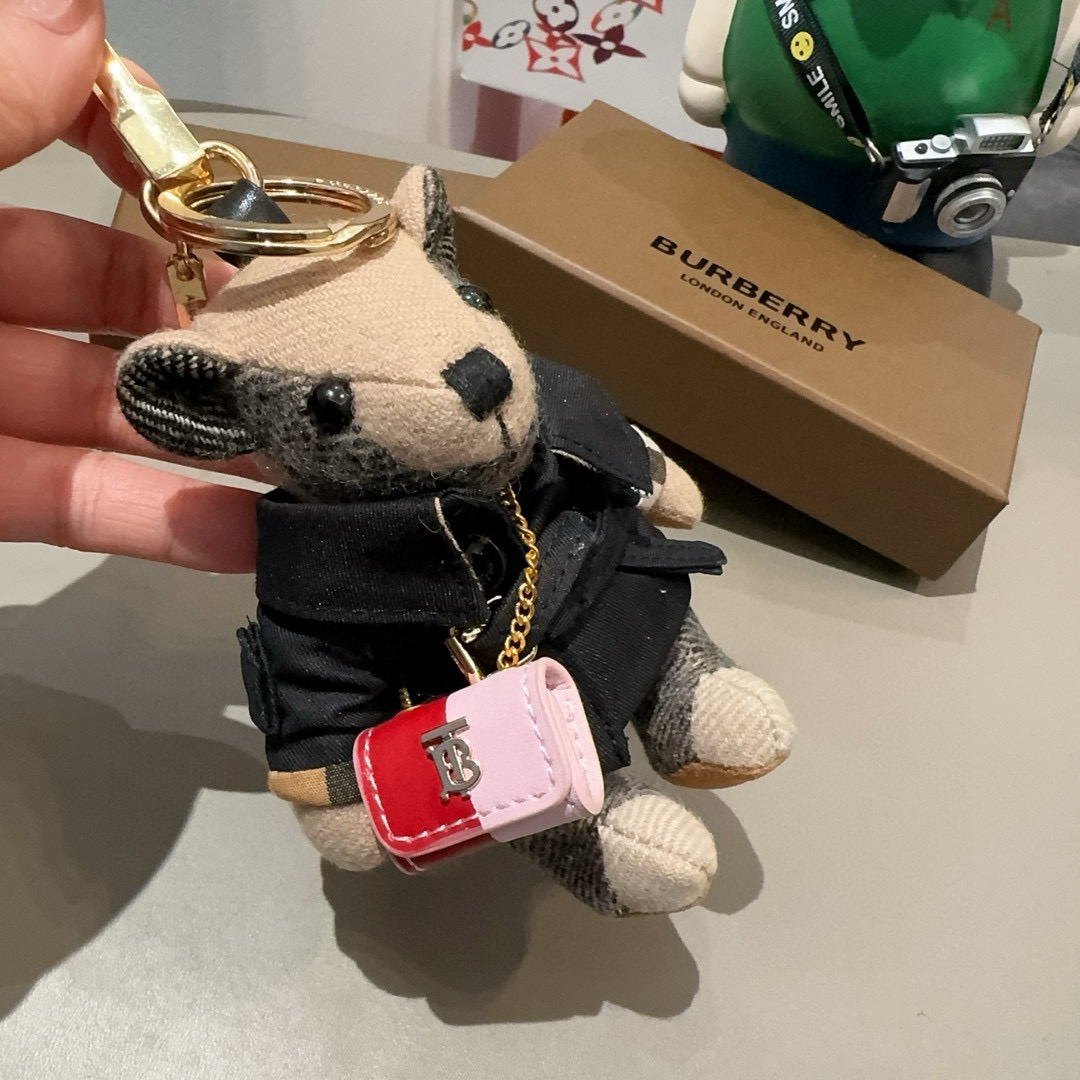 。Burberry代工厂小熊🐻挂件，巴宝莉🐻风衣熊➕斜挎mini包包 钥匙扣包饰挂件 温柔到心里🥰 内部