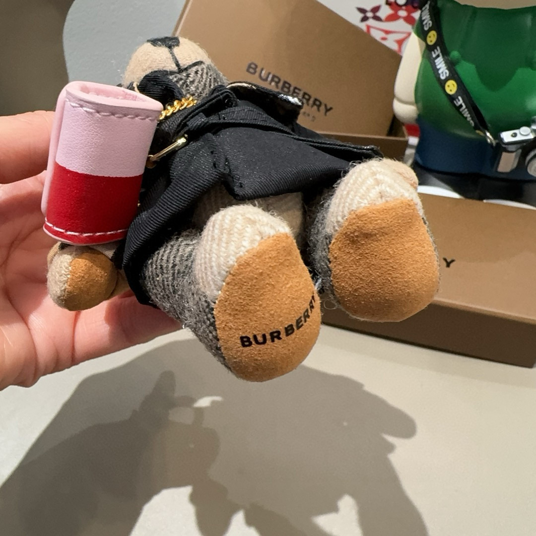 。Burberry代工厂小熊🐻挂件，巴宝莉🐻风衣熊➕斜挎mini包包 钥匙扣包饰挂件 温柔到心里🥰 内部
