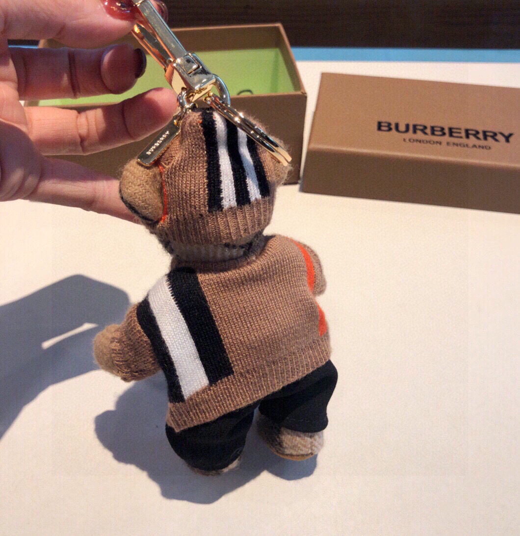。美美的夏夏同款Burberry代工厂小熊🐻挂件，巴宝莉🐻毛衣泰迪熊钥匙扣挂件 温柔到心里🥰 准备已久、