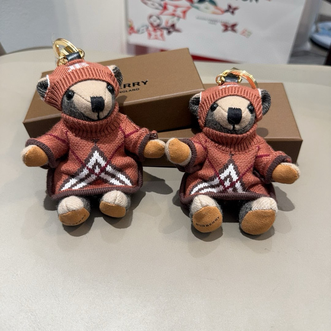 🔥Burberry代工厂小熊🐻挂件，巴宝莉🐻毛衣泰迪熊钥匙扣包饰挂件 温柔到心里🥰 准备已久、精致自留 