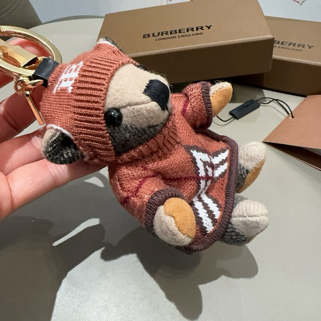 🔥Burberry代工厂小熊🐻挂件，巴宝莉🐻毛衣泰迪熊钥匙扣包饰挂件 温柔到心里🥰 准备已久、精致自留 