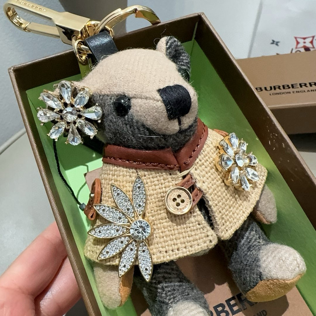 🔥Burberry代工厂小熊🐻挂件，巴宝莉钻扣熊🐻钥匙扣包包挂件 温柔到心里🥰 内部填充物与专柜一致，手