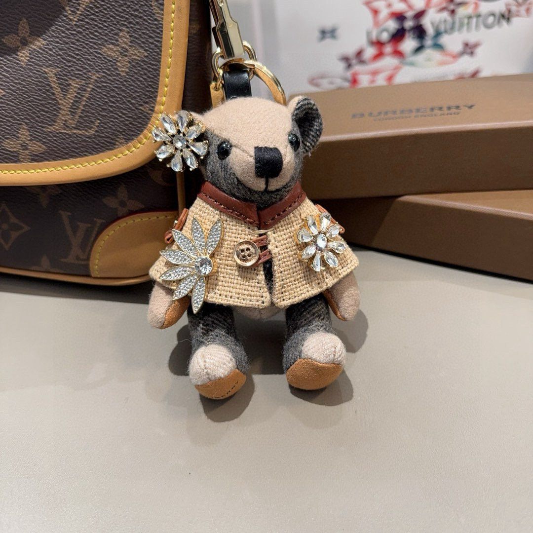 🔥Burberry代工厂小熊🐻挂件，巴宝莉钻扣熊🐻钥匙扣包包挂件 温柔到心里🥰 内部填充物与专柜一致，手