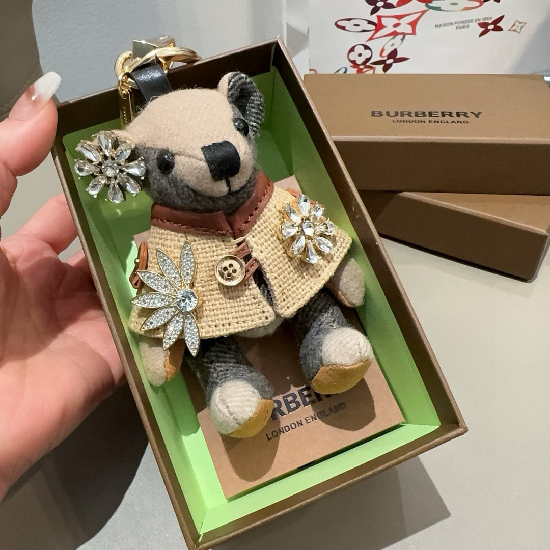 🔥Burberry代工厂小熊🐻挂件，巴宝莉钻扣熊🐻钥匙扣包包挂件 温柔到心里🥰 内部填充物与专柜一致，手