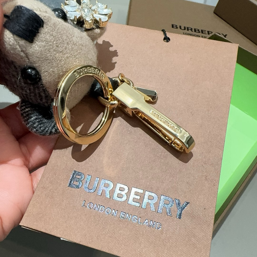 🔥Burberry代工厂小熊🐻挂件，巴宝莉钻扣熊🐻钥匙扣包包挂件 温柔到心里🥰 内部填充物与专柜一致，手