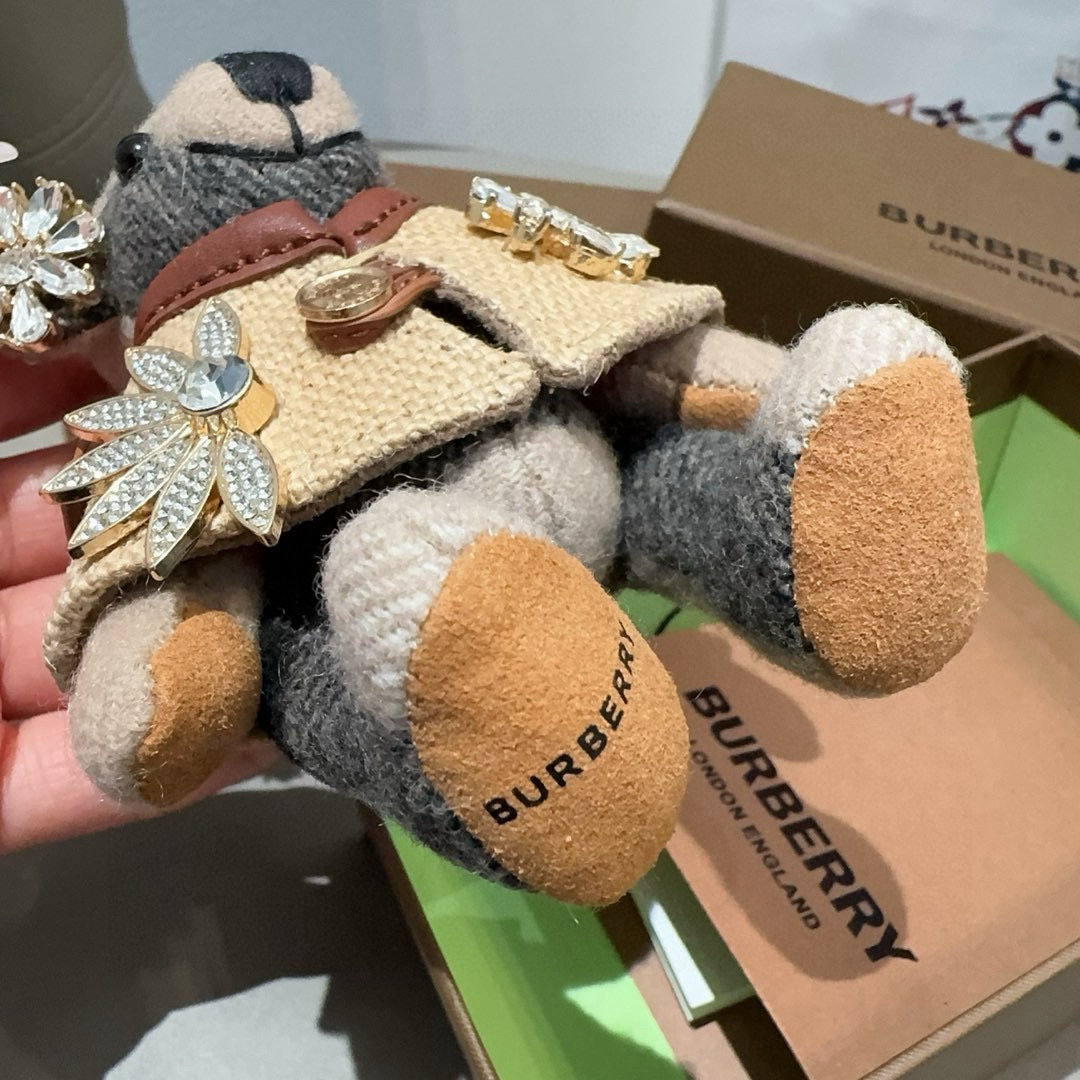 🔥Burberry代工厂小熊🐻挂件，巴宝莉钻扣熊🐻钥匙扣包包挂件 温柔到心里🥰 内部填充物与专柜一致，手