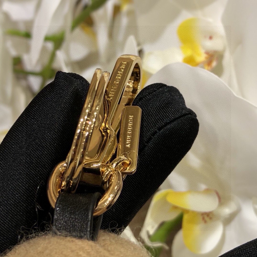 Burberry代工厂小熊🐻挂件，巴宝莉披丝巾泰迪熊钥匙扣挂件 温柔到心里🥰 准备已久、精致自留 ！内部