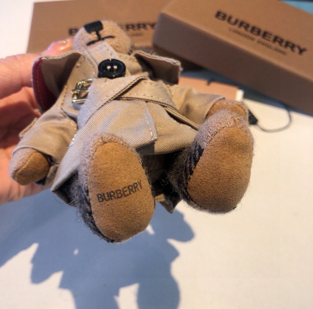 Burberry代工厂小熊🐻挂件 ，风衣🧥熊泰迪熊钥匙扣挂件 温柔到心里🥰 准备已久、精致自留 ！内部填