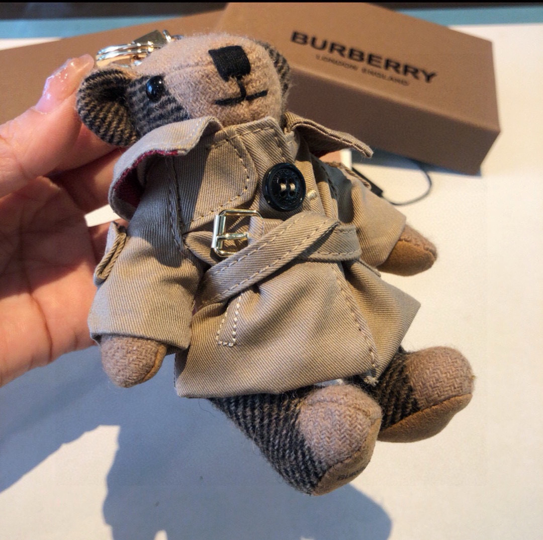 Burberry代工厂小熊🐻挂件 ，风衣🧥熊泰迪熊钥匙扣挂件 温柔到心里🥰 准备已久、精致自留 ！内部填
