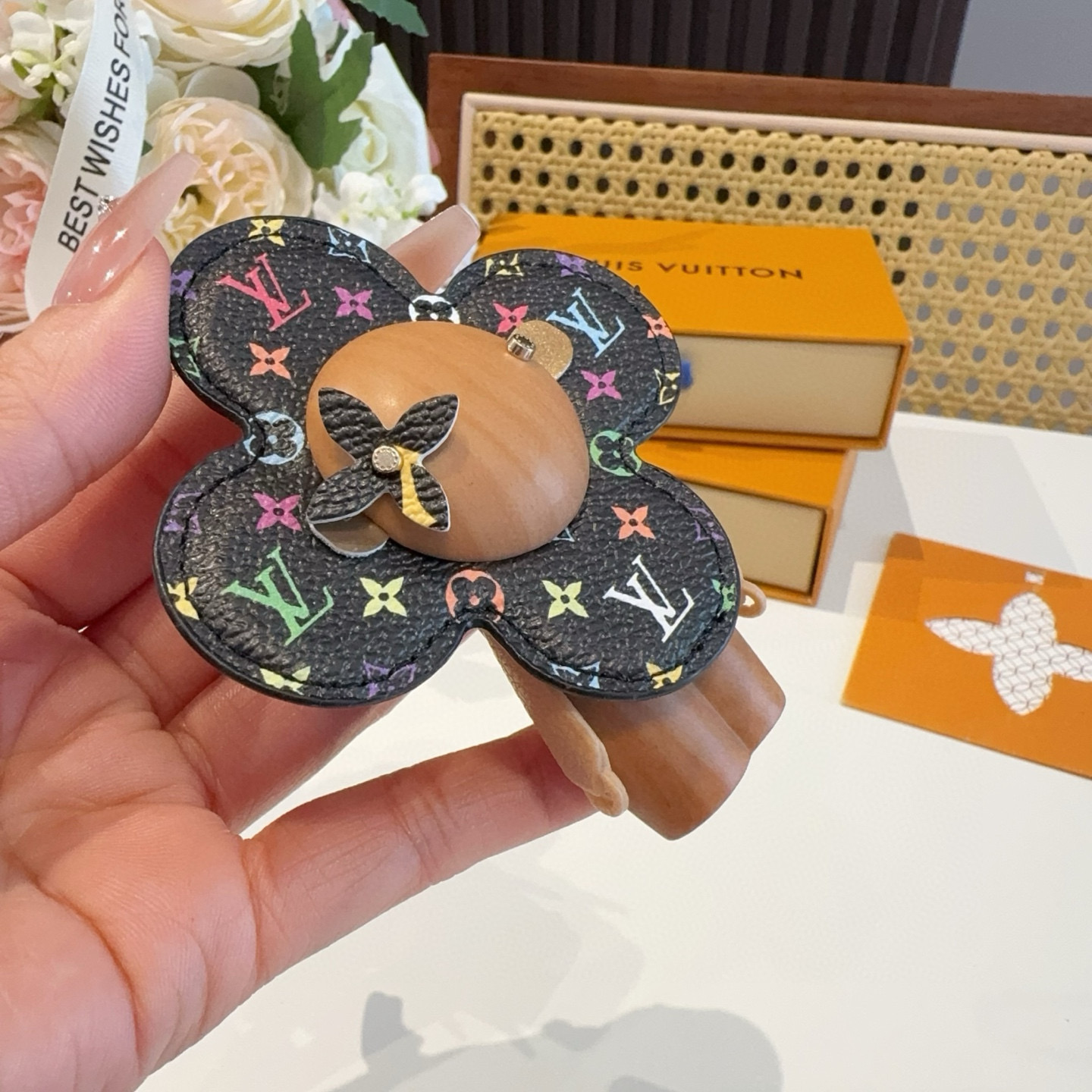 🔥LOUIS VUITTON新款包饰 村上隆白三彩黑三彩钥匙扣。LV薇薇安太阳花包包挂件 手机壳挂件可满