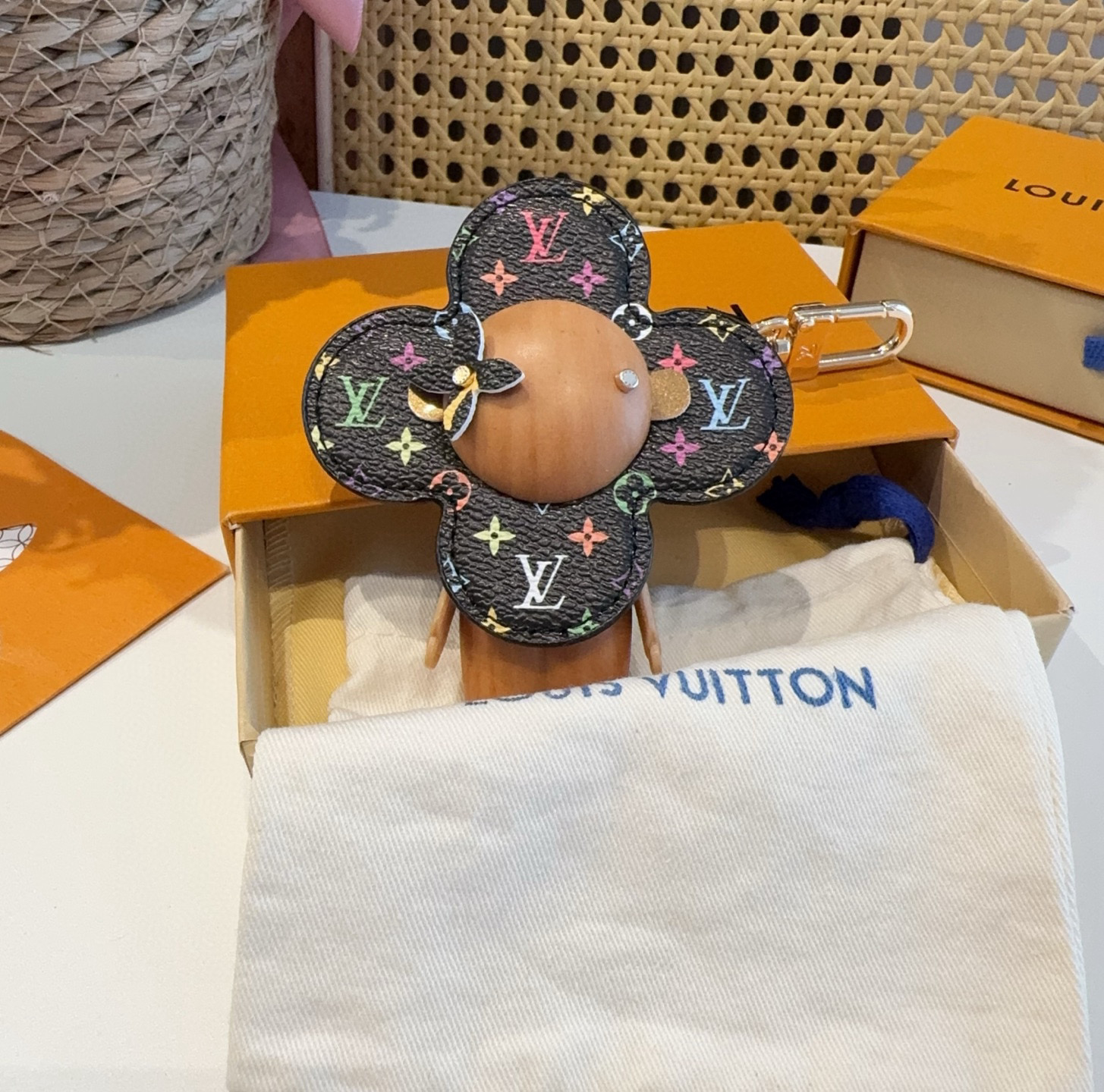🔥LOUIS VUITTON新款包饰 村上隆白三彩黑三彩钥匙扣。LV薇薇安太阳花包包挂件 手机壳挂件可满