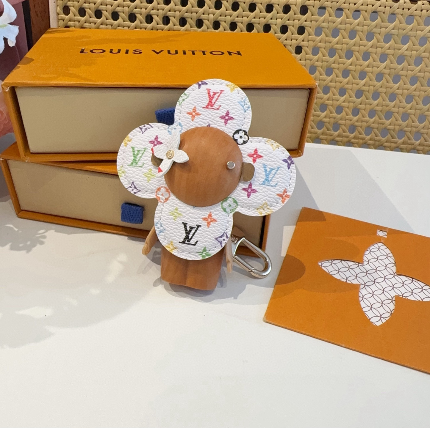 🔥LOUIS VUITTON新款包饰 村上隆白三彩黑三彩钥匙扣。LV薇薇安太阳花包包挂件 手机壳挂件可满