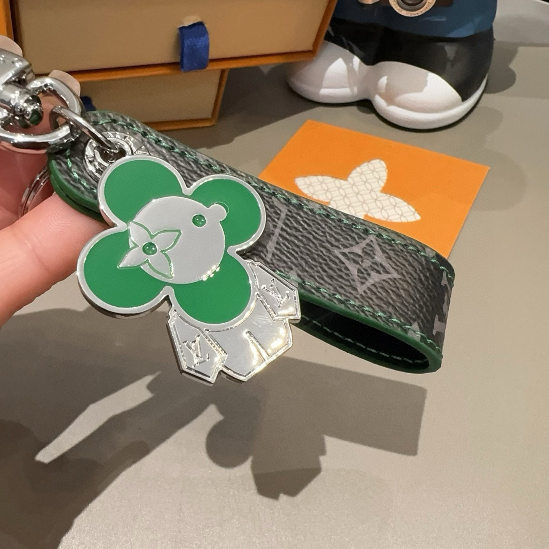 🔥LV钥匙扣 太阳娃娃🪆包挂饰 原版配件 Vivienne Dragonne包饰与钥匙扣以莹泽金属雕琢品