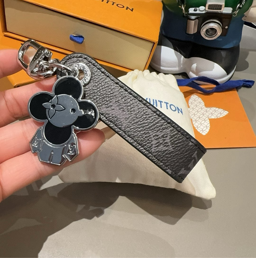 🔥LV钥匙扣 太阳娃娃🪆包挂饰 原版配件 Vivienne Dragonne包饰与钥匙扣以莹泽金属雕琢品