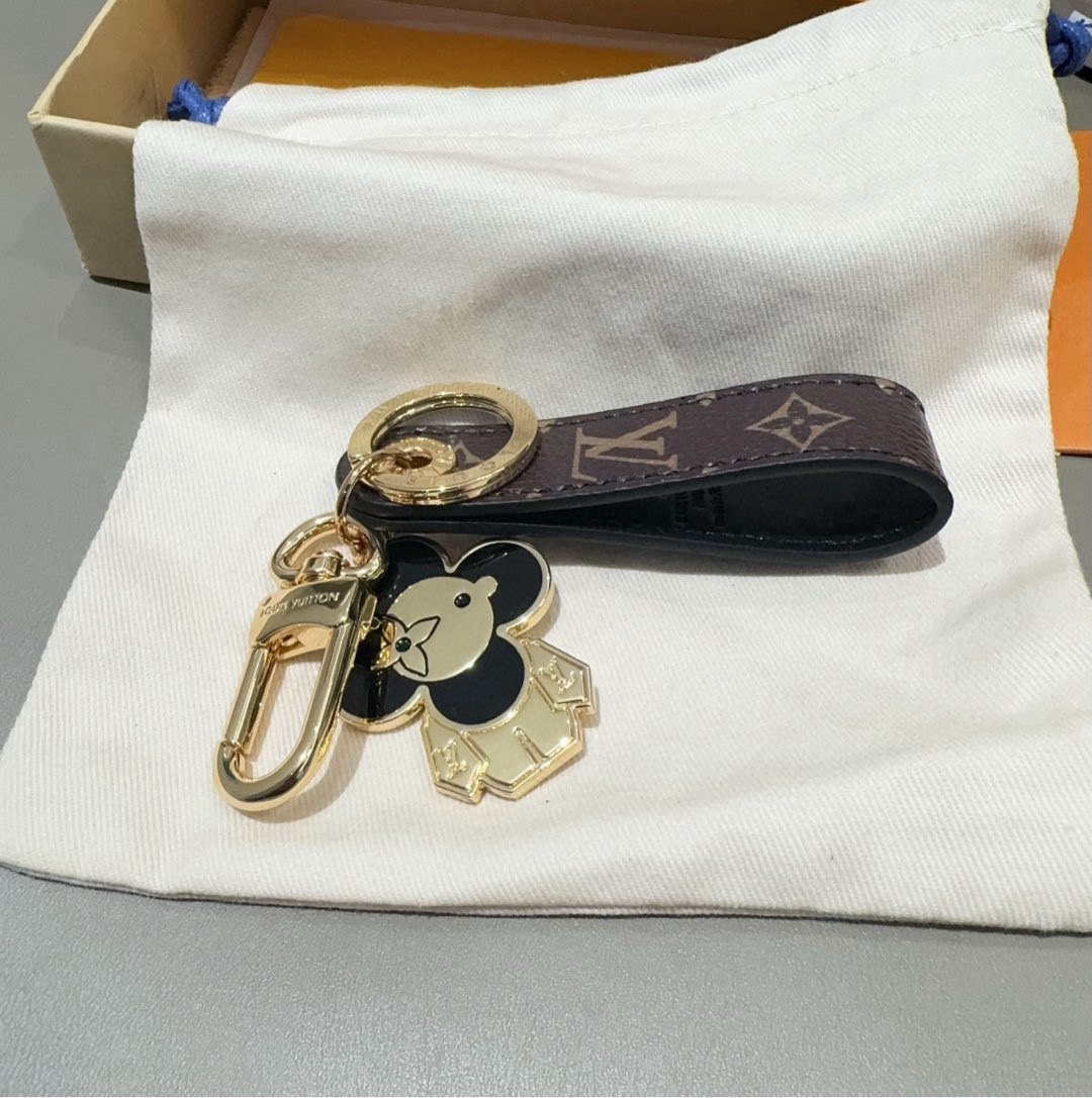 🔥LV钥匙扣 太阳娃娃🪆包挂饰 原版配件 Vivienne Dragonne包饰与钥匙扣以莹泽金属雕琢品
