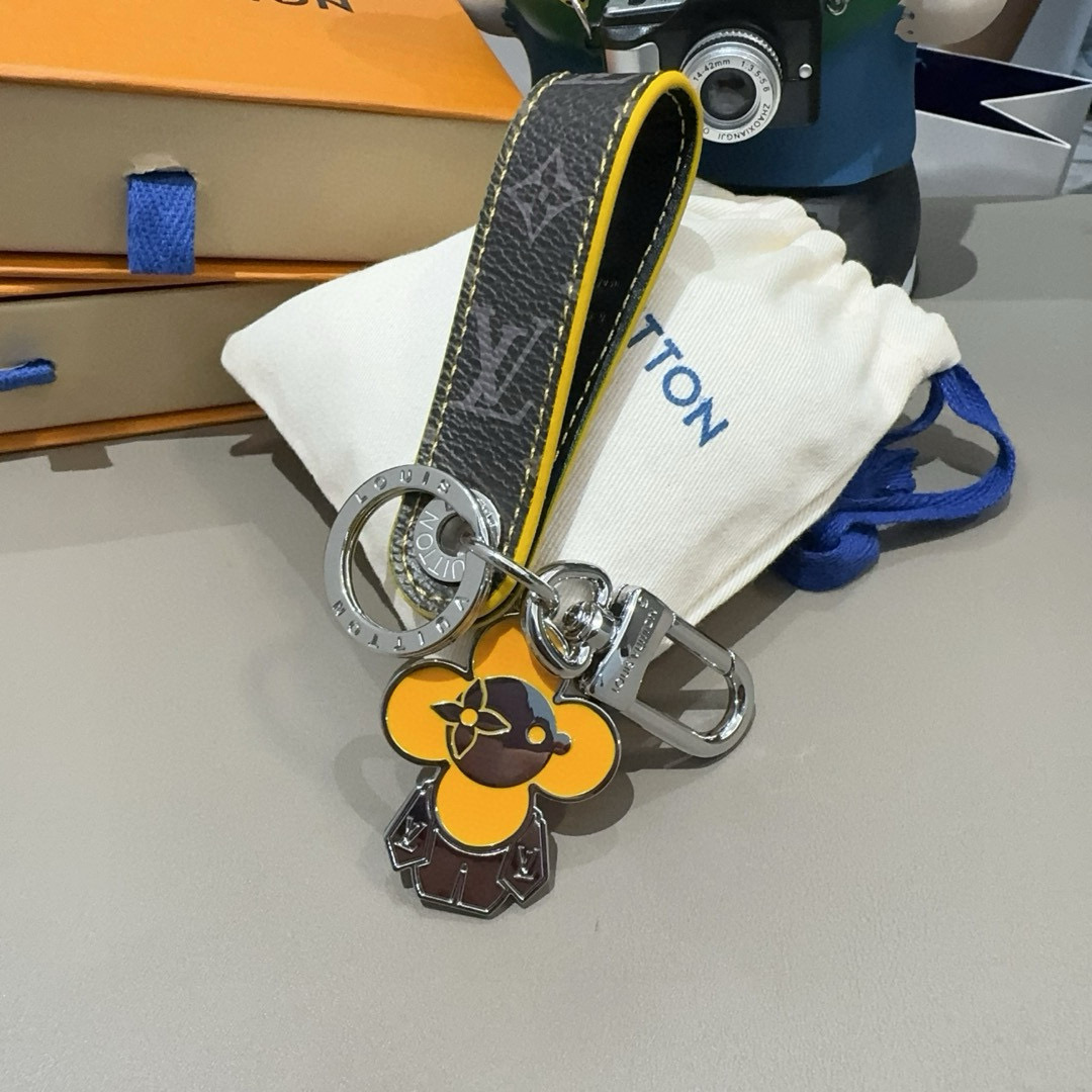 🔥LV钥匙扣 太阳娃娃🪆包挂饰 原版配件 Vivienne Dragonne包饰与钥匙扣以莹泽金属雕琢品