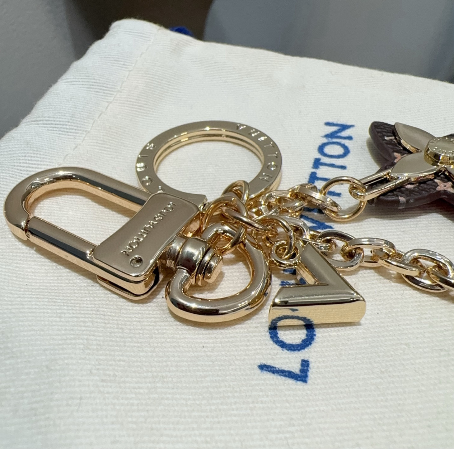 🔥LOUIS VUITTON官网钥匙扣 LV经典四瓣花设计，63084 包饰🌹钥匙扣原版开模代购级品质，