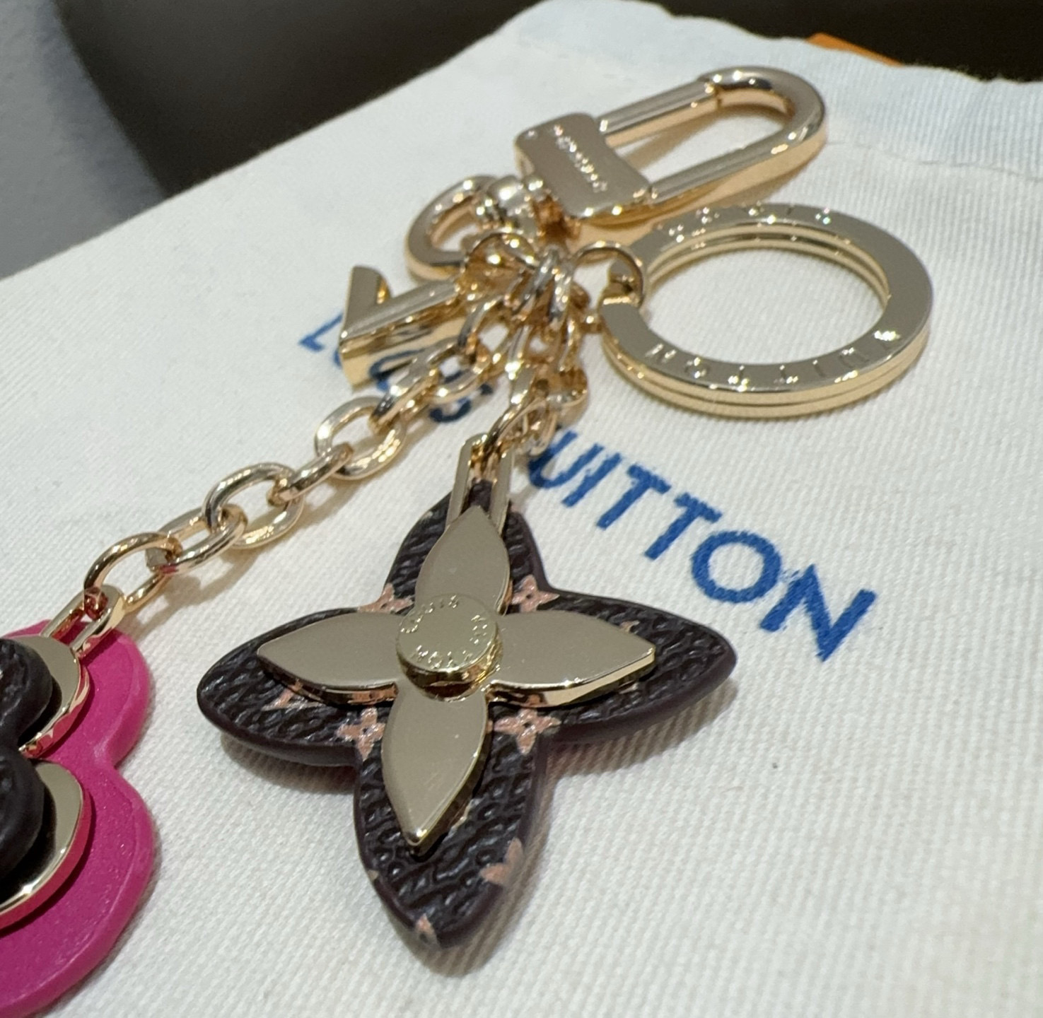 🔥LOUIS VUITTON官网钥匙扣 LV经典四瓣花设计，63084 包饰🌹钥匙扣原版开模代购级品质，
