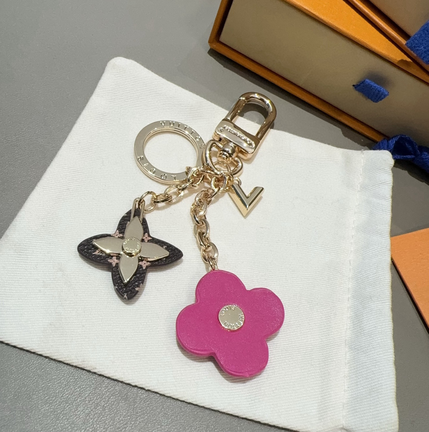 🔥LOUIS VUITTON官网钥匙扣 LV经典四瓣花设计，63084 包饰🌹钥匙扣原版开模代购级品质，