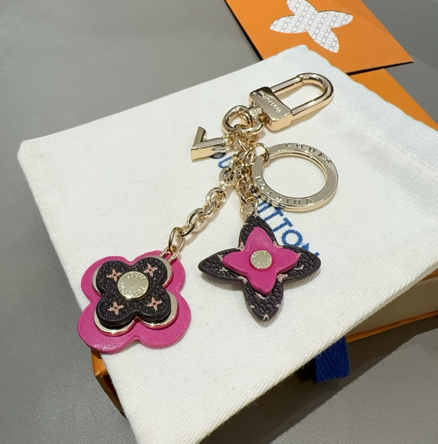 🔥LOUIS VUITTON官网钥匙扣 LV经典四瓣花设计，63084 包饰🌹钥匙扣原版开模代购级品质，