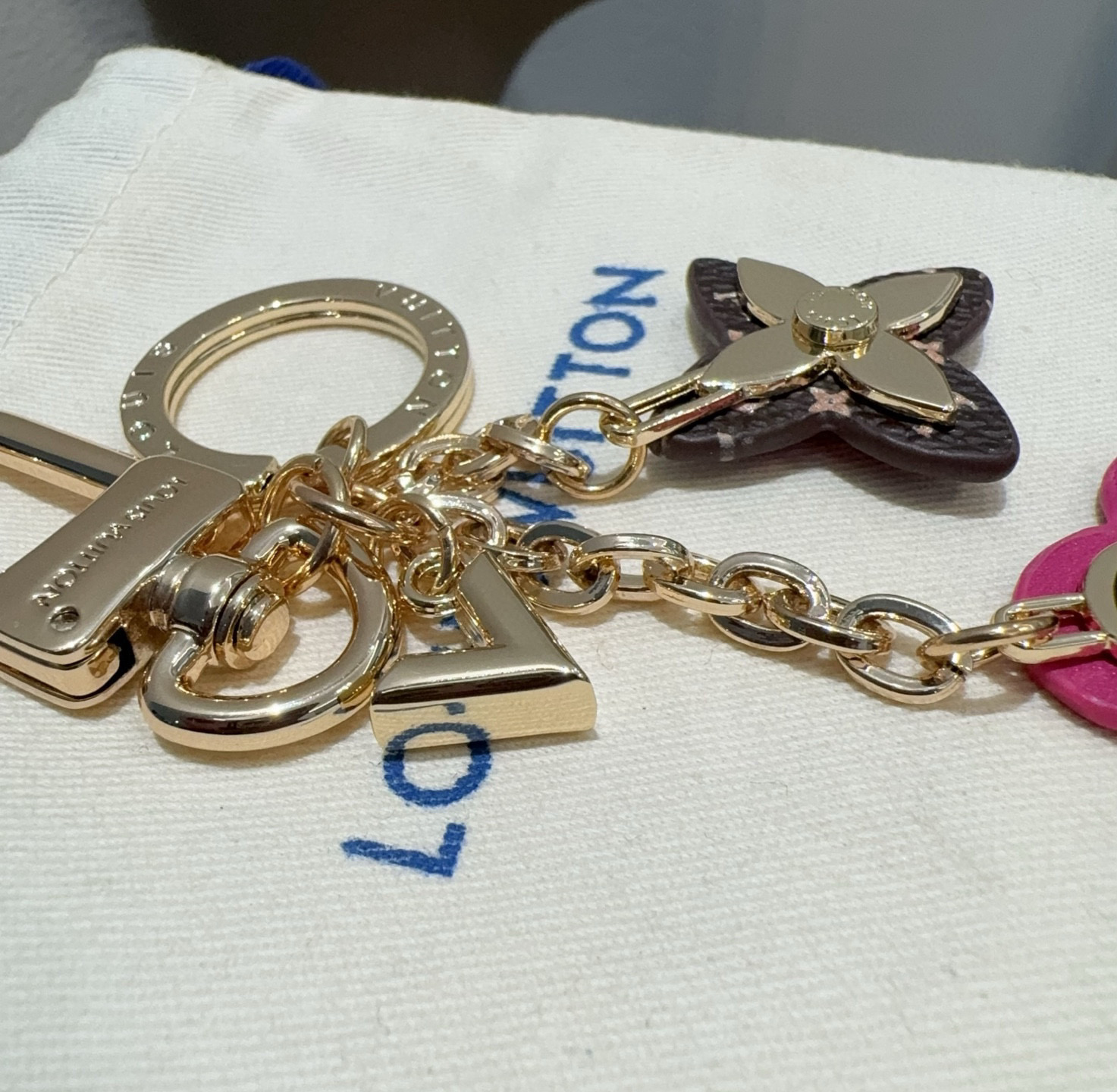 🔥LOUIS VUITTON官网钥匙扣 LV经典四瓣花设计，63084 包饰🌹钥匙扣原版开模代购级品质，