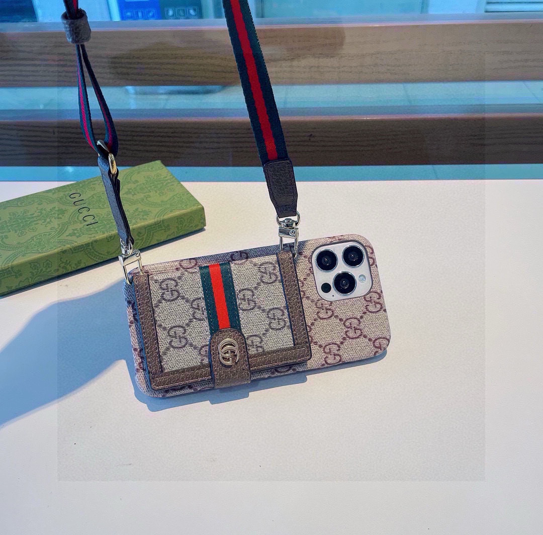 ✨古驰零钱包系列手机壳，官网同步发售，Gucci织带斜挎卡包手机壳，织带可调节可拆卸，多卡位钱包，精致时
