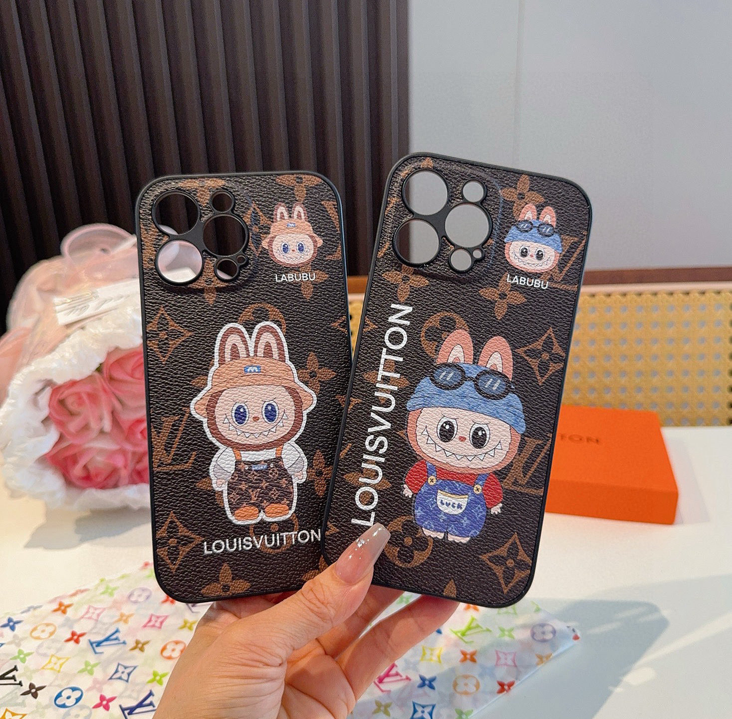 🔥Lv精孔全包手机壳 拉布布图案Lv全包围边皮质手机壳型号：为了不出现报错型号，请打开本机查看手机设置显