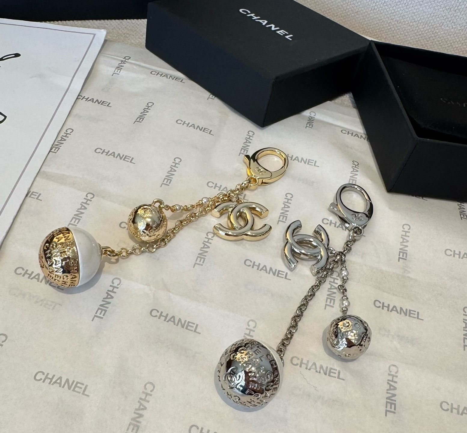 🔥CHANEL香奈儿地球仪钥匙扣挂件 ~包包挂饰车钥匙挂件精巧经典菱格纹搭配双C标志，奢华与趣味并存。随