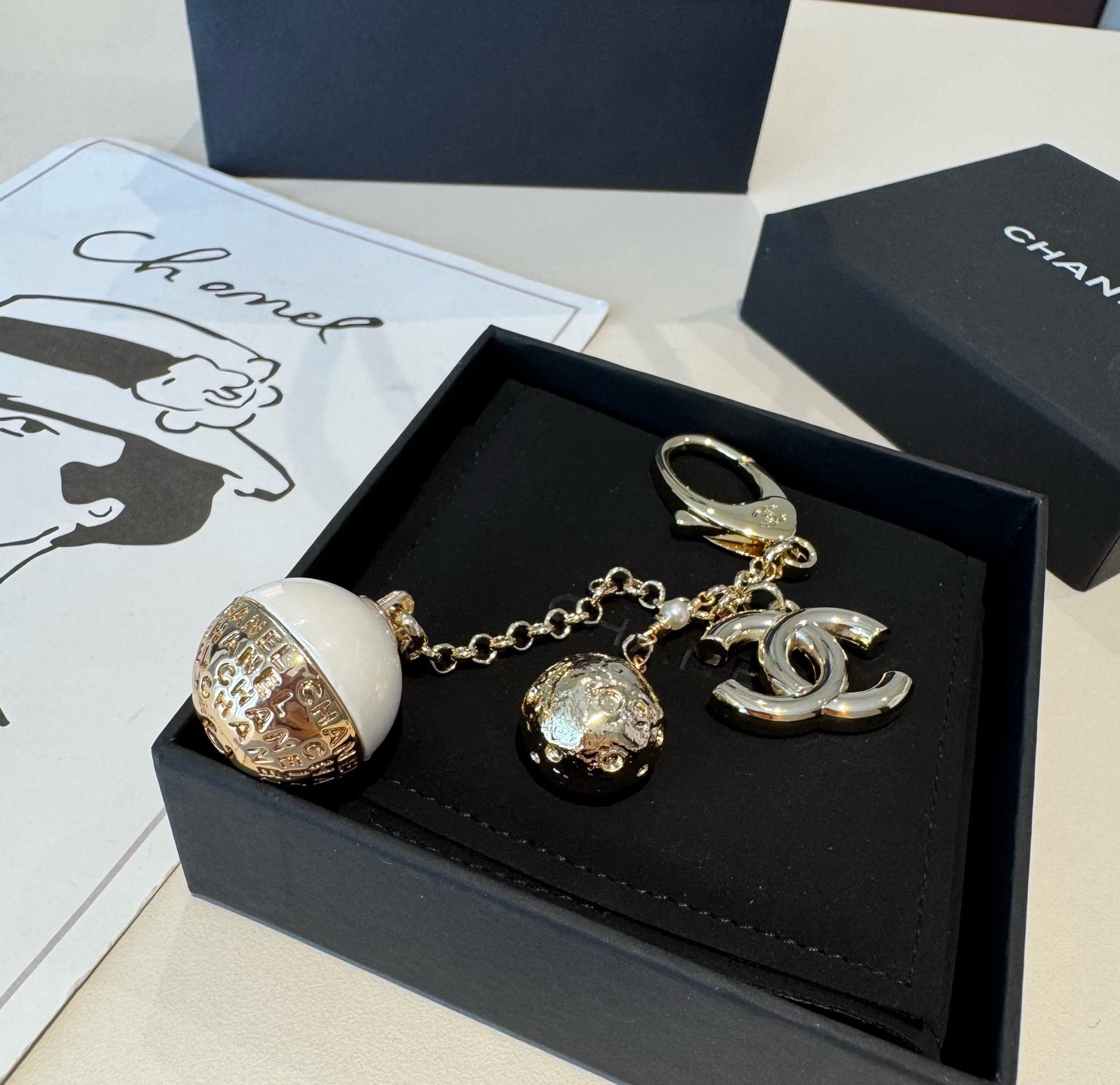 🔥CHANEL香奈儿地球仪钥匙扣挂件 ~包包挂饰车钥匙挂件精巧经典菱格纹搭配双C标志，奢华与趣味并存。随