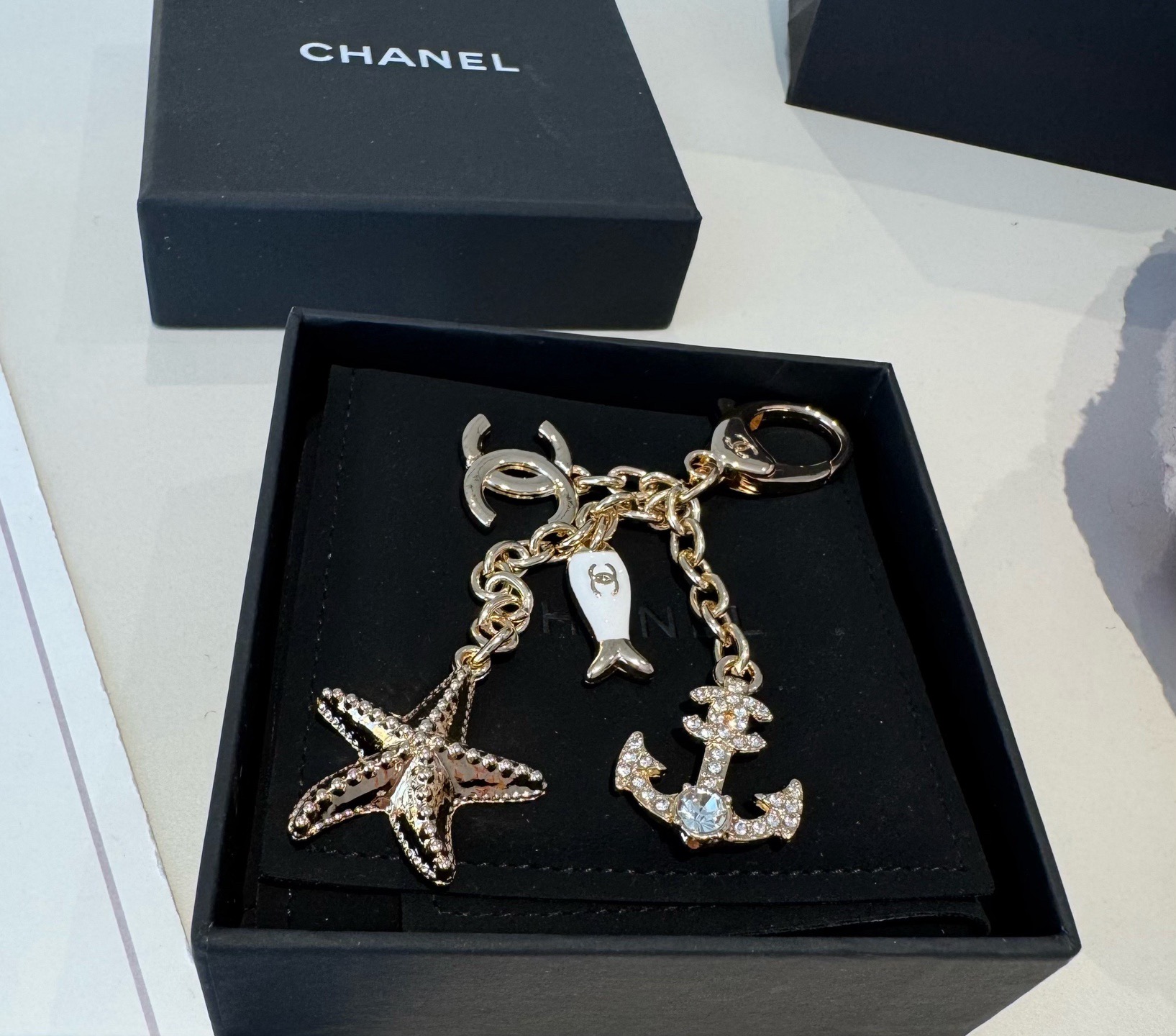 🔥CHANEL香奈儿小鱼儿🐠钥匙扣挂件 ~包包挂饰车钥匙挂件精巧经典菱格纹搭配双C标志，奢华与趣味并存。