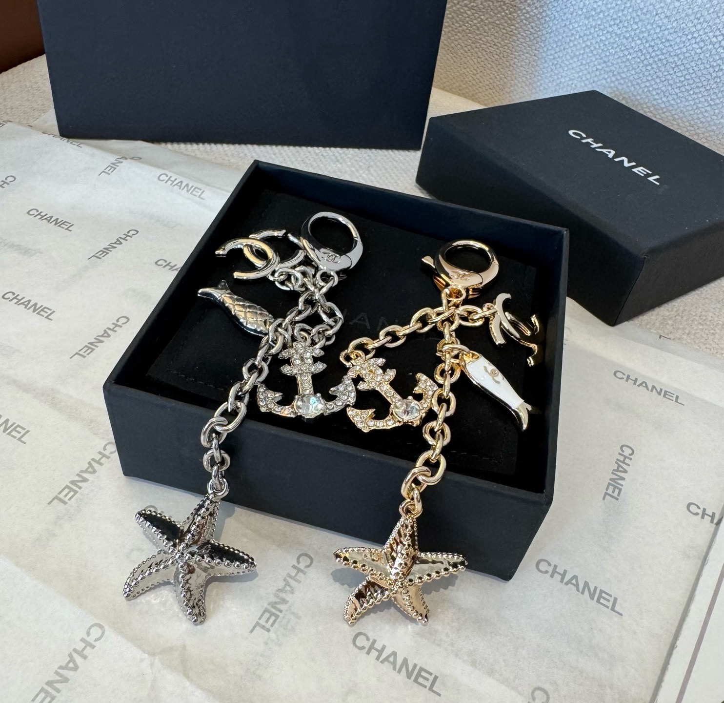 🔥CHANEL香奈儿小鱼儿🐠钥匙扣挂件 ~包包挂饰车钥匙挂件精巧经典菱格纹搭配双C标志，奢华与趣味并存。